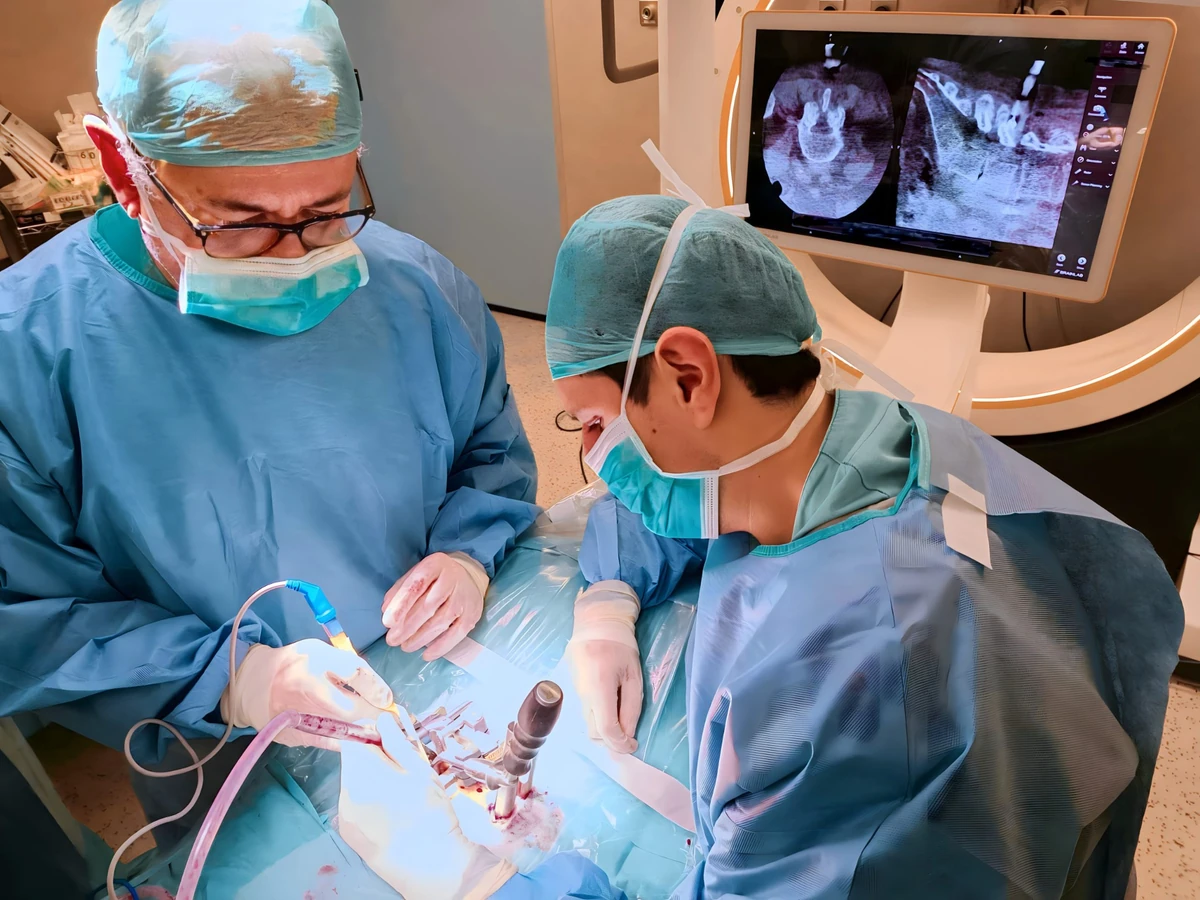Cirugía de columna guiada con TAC intraoperatorio